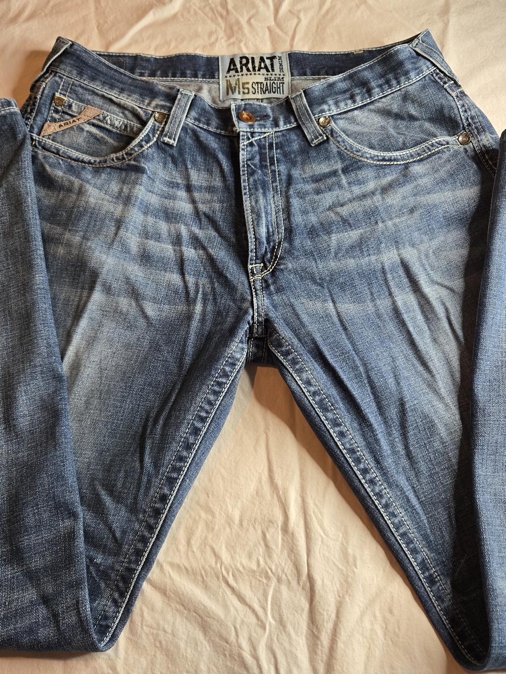 Ariat Men’s Slim Straight Jeans in Medium Blue Wash